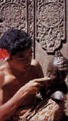 balinese-wood-carver.jpg (26235 bytes)